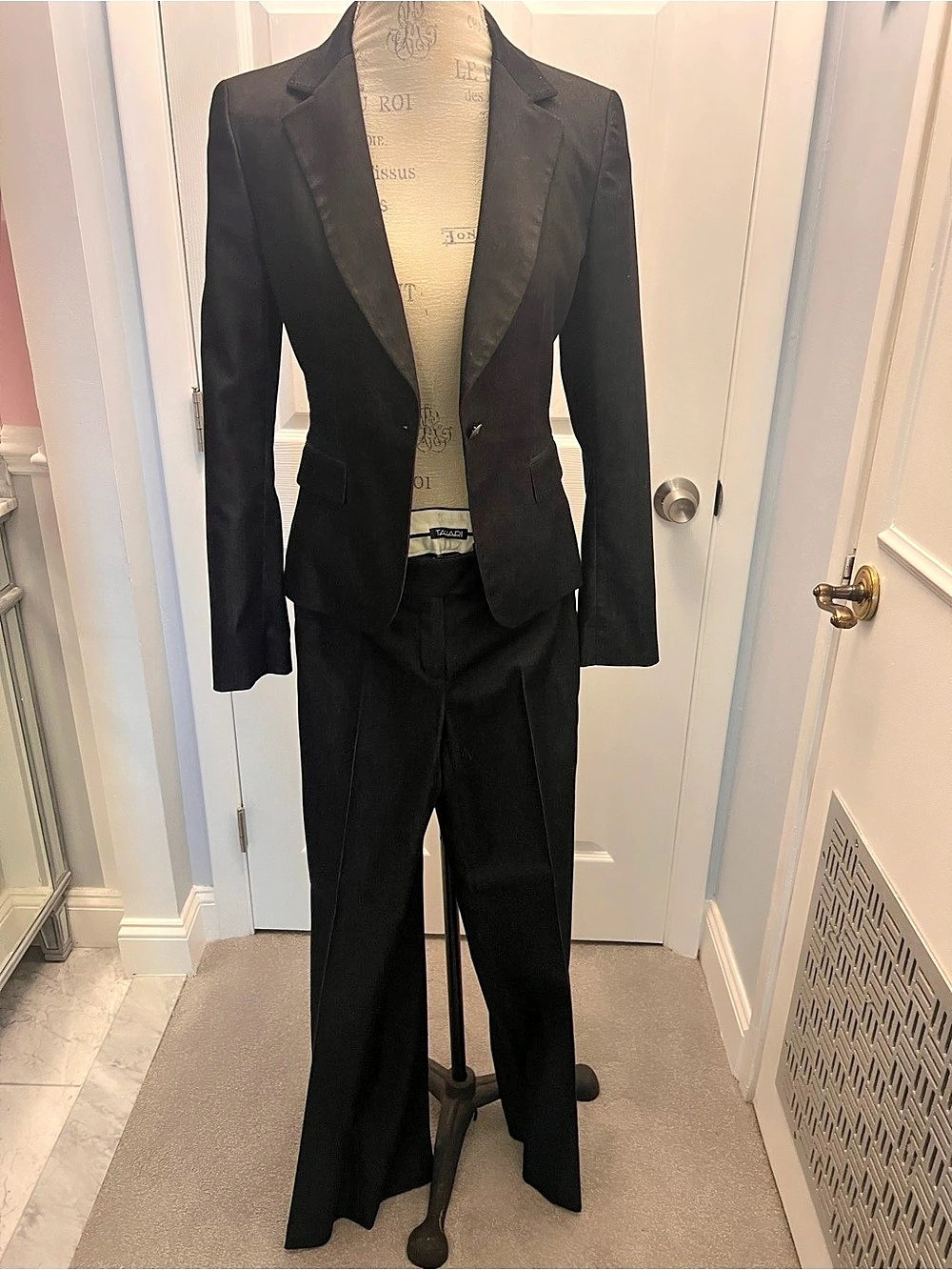 Tahari Black Pantsuit Size 4 Jacket, Pants Size 2. Like New